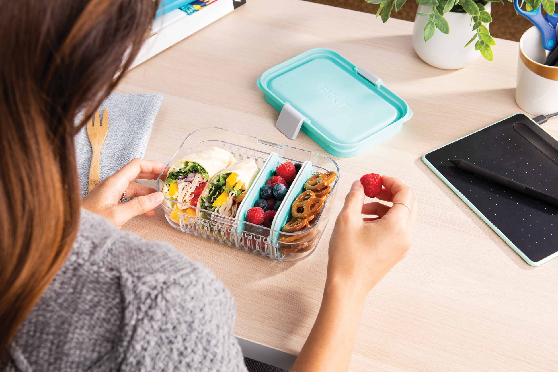 mod-bento-lunch-container-j9 2022_Lifestyle_MOD-Lunch_Mint_02_Lores.jpg