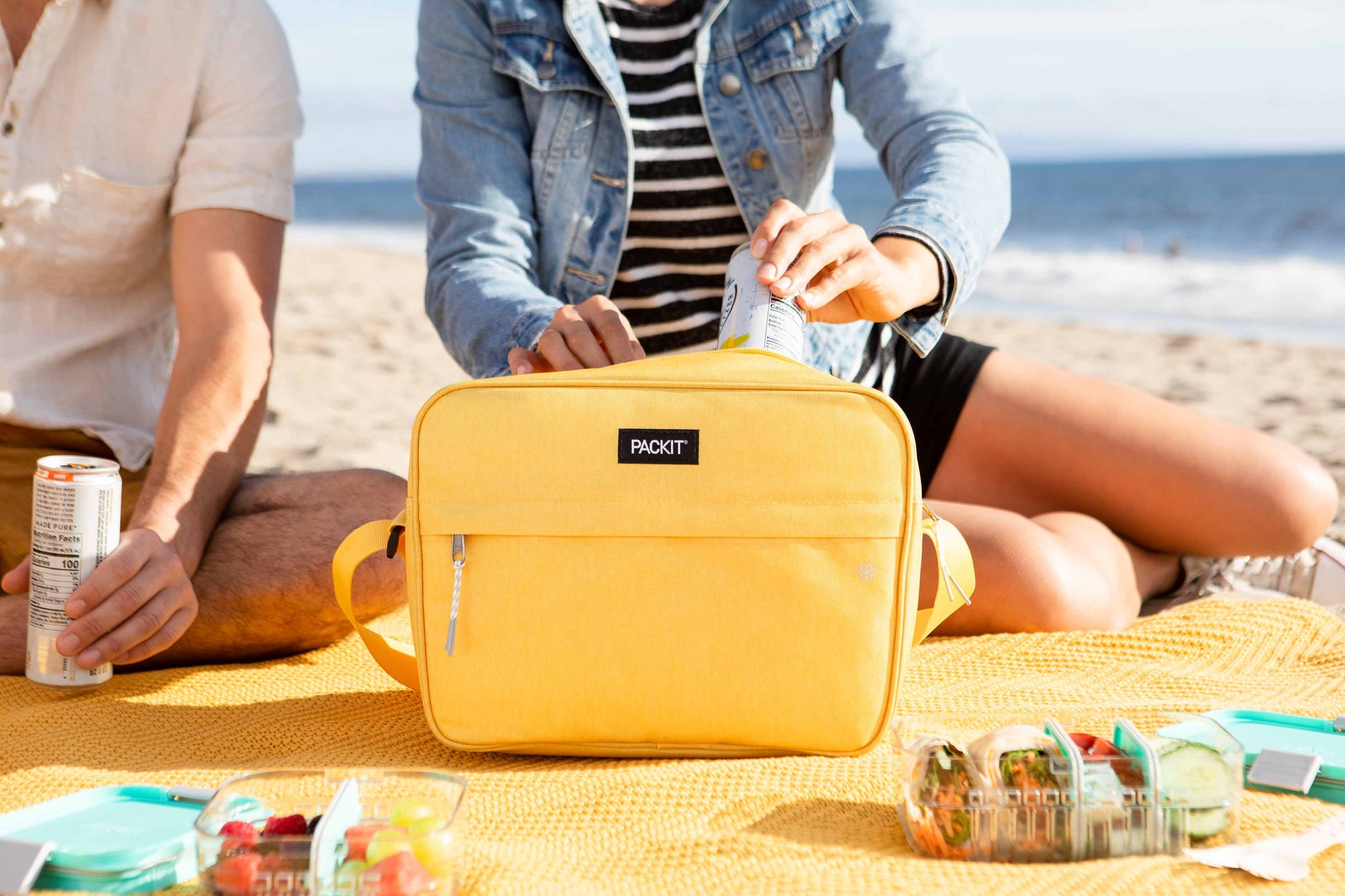 freezable-zuma-15-can-cooler-e5 2022_Lifestyle_Zuma-15-Can-Cooler_Lemonade_30_Lores.jpg
