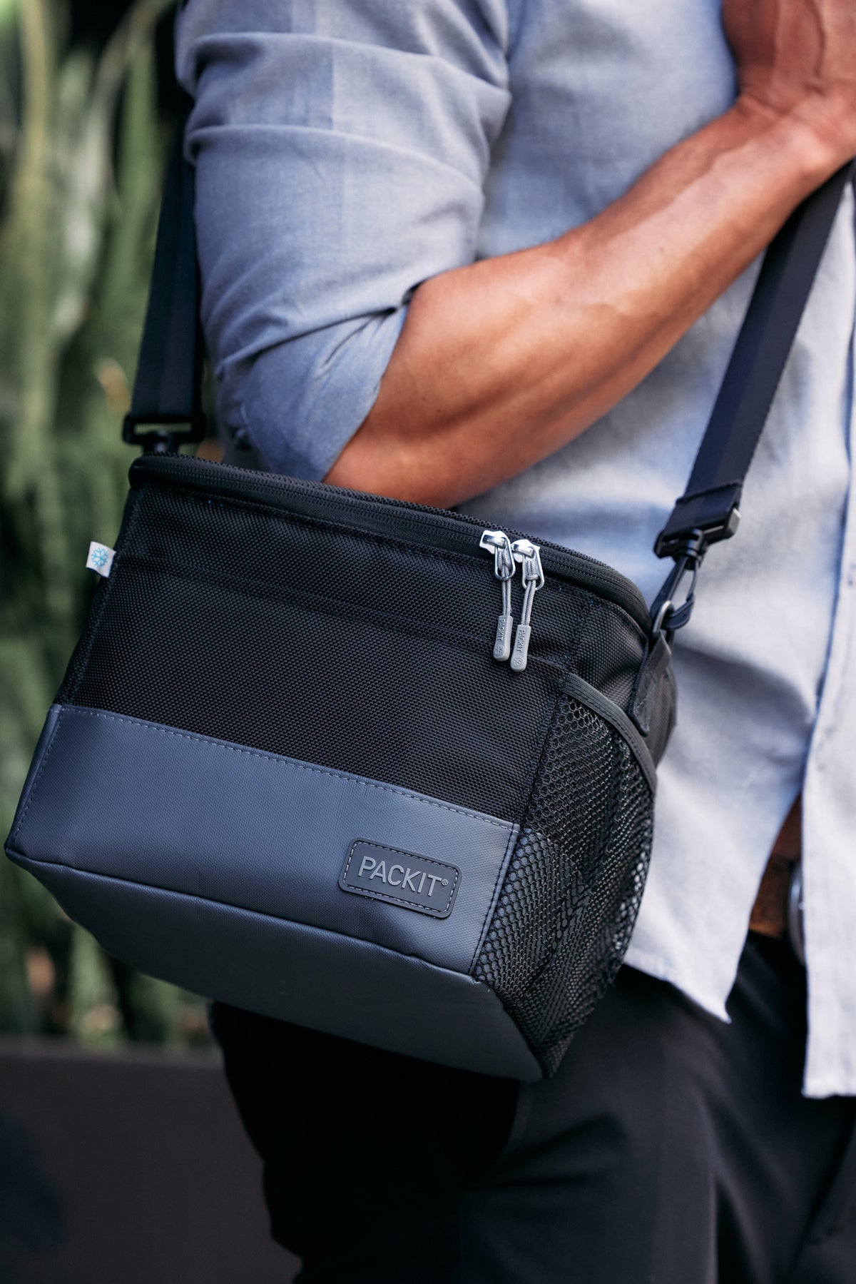 freezable-lunch-pail-r4 freezable-upright-lunch-pail-black-gray-lifestyle-male-city.jpg