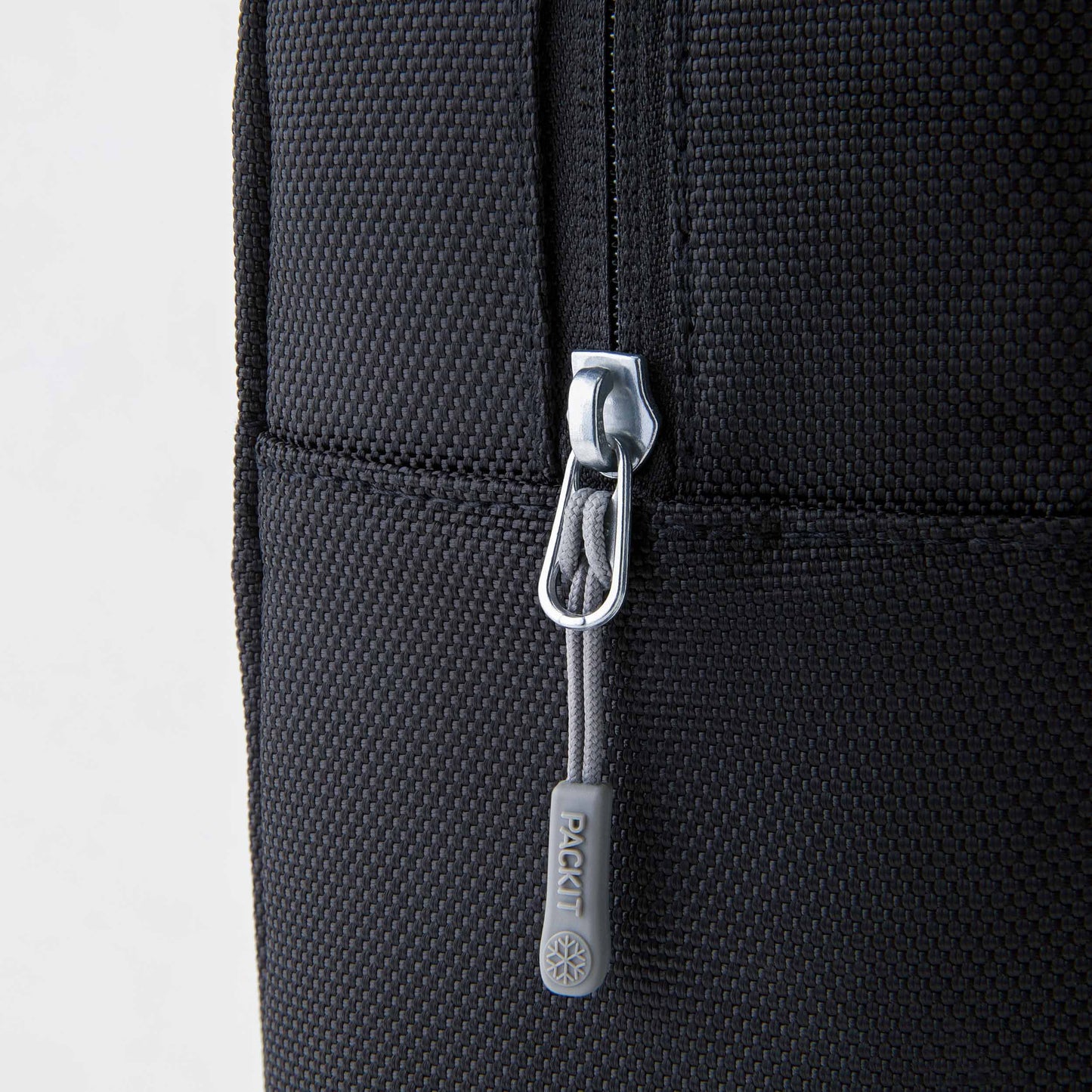 freezable-wine-carrier-b1 freezable-wine-carrier-black-ecofreeze-plus-zoom-zipper-pull.jpg