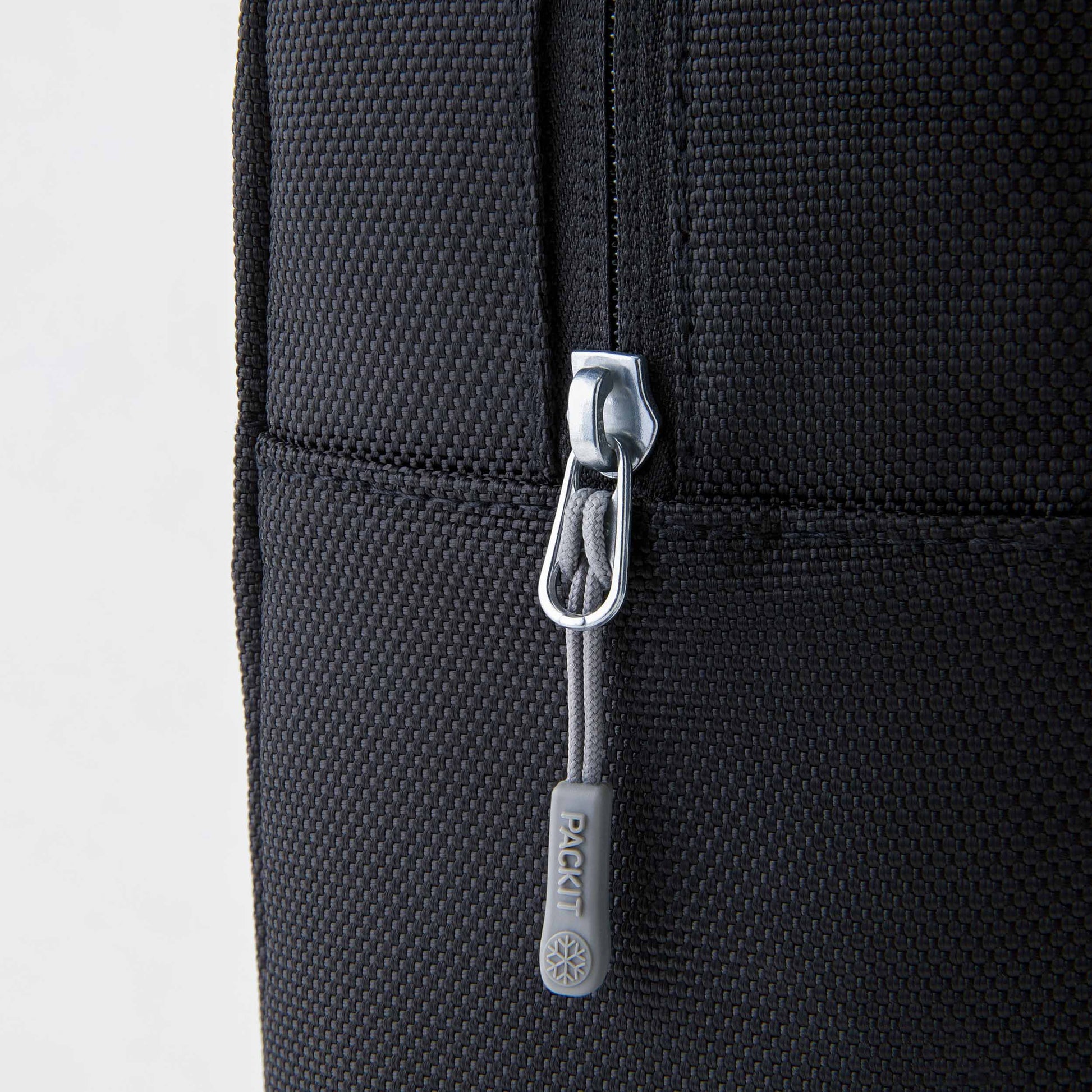 freezable-wine-carrier-b1 freezable-wine-carrier-black-ecofreeze-plus-zoom-zipper-pull.jpg
